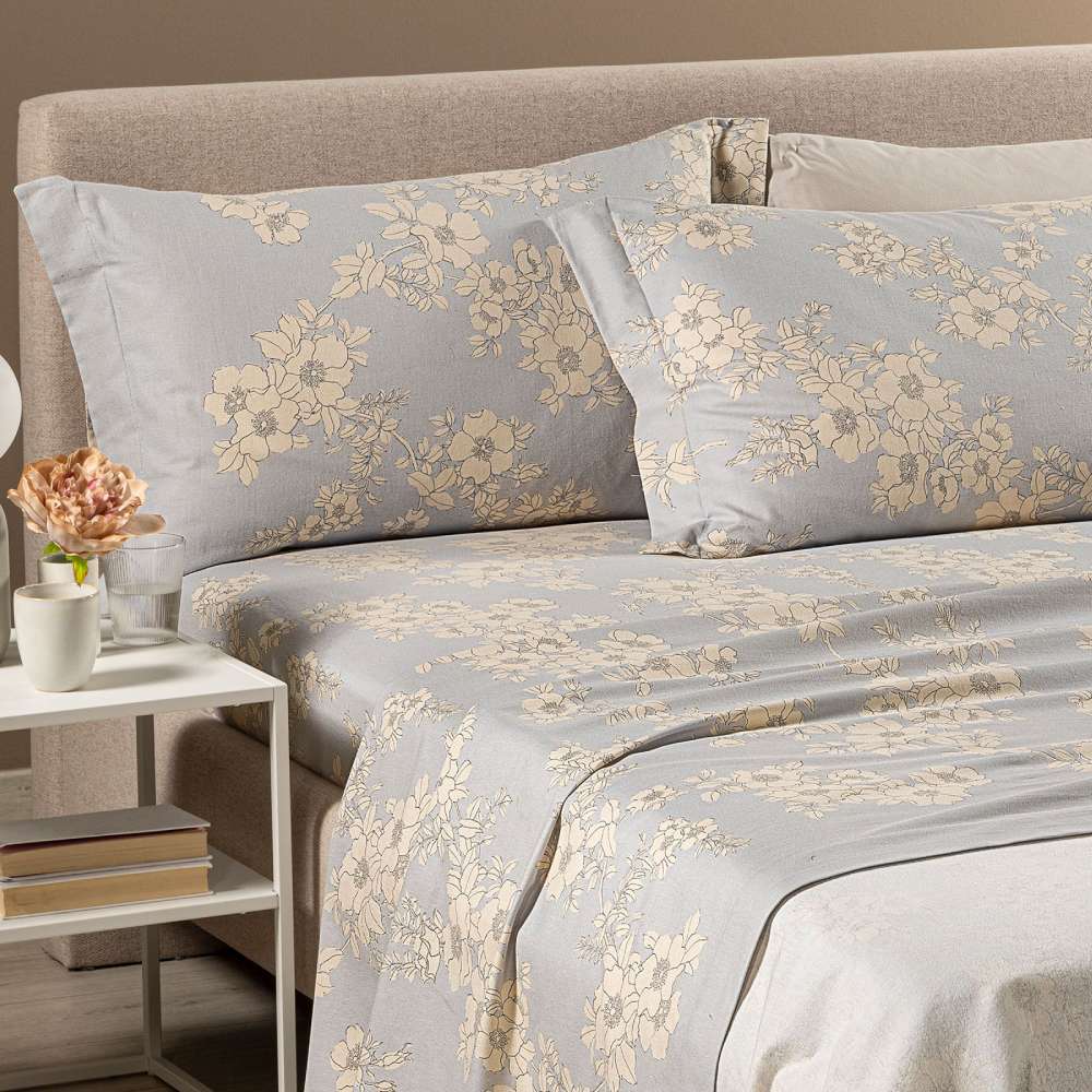 Completo lenzuola Caleffi Serenity matrimoniale, flanella di cotone.
Fantasia con grandi fiori beige su fondo grigio.