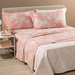 Completo lenzuola Caleffi Serenity matrimoniale, flanella di cotone.
Fantasia con grandi fiori avorio su fondo rosa. 