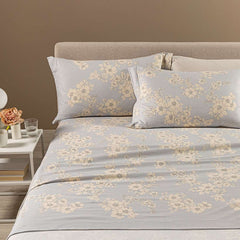 Completo lenzuola Caleffi Serenity matrimoniale, flanella di cotone.
Fantasia con grandi fiori beige su fondo grigio.