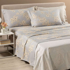 Completo lenzuola Caleffi Serenity matrimoniale, flanella di cotone.
Fantasia con grandi fiori beige su fondo grigio.