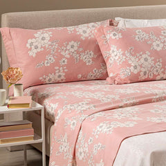 Completo lenzuola Caleffi Serenity matrimoniale, flanella di cotone.
Fantasia con grandi fiori avorio su fondo rosa. 
