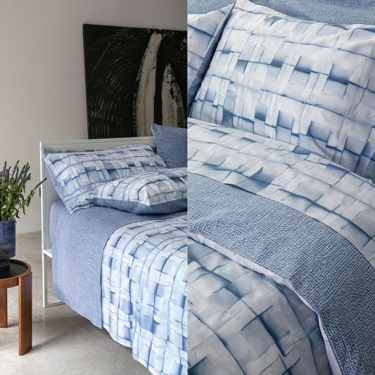 Completo lenzuola Fazzini Intagli in flanella di puro cotone per letto singolo. Le federe e il lenzuolo di sopra presentano una fantasia moderna colore azzurro. Il lenzuolo con angoli è in tinta unita azzurro carta da zucchero.