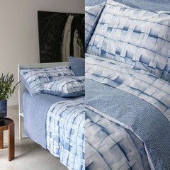 Completo lenzuola Fazzini Intagli in flanella di puro cotone per letto singolo. Le federe e il lenzuolo di sopra presentano una fantasia moderna colore azzurro. Il lenzuolo con angoli è in tinta unita azzurro carta da zucchero.