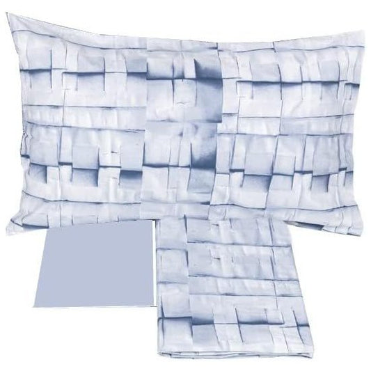 Completo lenzuola Fazzini Intagli in flanella di puro cotone per letto singolo. Le federe e il lenzuolo di sopra presentano una fantasia moderna colore azzurro. Il lenzuolo con angoli è in tinta unita azzurro carta da zucchero.