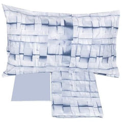 Completo lenzuola Fazzini Intagli in flanella di puro cotone per letto singolo. Le federe e il lenzuolo di sopra presentano una fantasia moderna colore azzurro. Il lenzuolo con angoli è in tinta unita azzurro carta da zucchero.