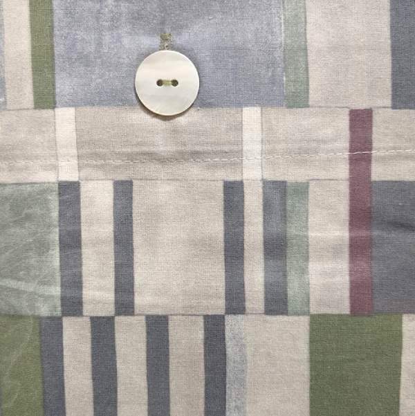 Completo lenzuola Fazzini Klee in flanella di puro cotone. Disponibile nella misura per letto singolo e matrimoniale. Le federe e il lenzuolo di sopra presentano una fantasia geometrica moderna colore azzurro verde. Il lenzuolo con angoli è in tinta unita verde.