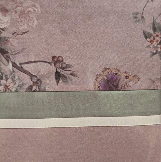 Completo lenzuola matrimoniale Fazzini Pigmenti in flanella di puro cotone. Fantasia floreale colore rosa. Le federe e il lenzuolo di sopra presentano una balza stampata con fantasia floreale. Il resto del completo è in tinta unita.