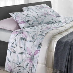 completo lenzuola matrimoniale flanella Camille di Somma. Fantasia fiori rosa su fondo azzurro.