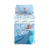 Completo lenzuola Caleffi Disney Frozen Dream, in puro cotone per letto singolo. Il completo lenzuola Frozen Dream presenta una fantasia con stelle azzurre su fondo bianco. Sulla federa invece è stampata Elsa su fondo azzurro.Ideale per la tua bambina