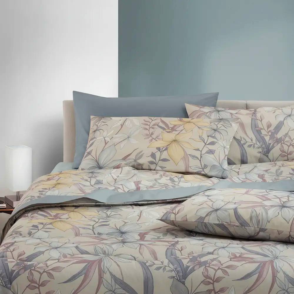 completo lenzuola gabel isabella matrimoniale. fantasia con fiori arancio e chiari su fondo beige.