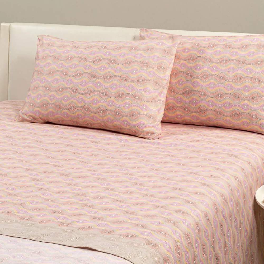 Completo lenzuola Caleffi Hils in puro cotone. Vivace fantasia geometrica dalle forme morbide colore fuxia, giallo, arancio. Disponibile nella misura per letto singolo e piazza e mezza maxi (francese).