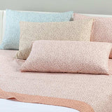 Completo lenzuola Caleffi Key in puro cotone. Disponibile nella misura per letto singolo, piazza e mezza, piazza e mezza maxi (francese) e matrimoniale king.  Fantasia geometrica e dallo stile moderno in tre varianti di colore: anice, ambra, naturale.