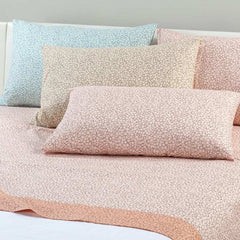 Completo lenzuola Caleffi Key in puro cotone. Disponibile nella misura per letto singolo, piazza e mezza, piazza e mezza maxi (francese) e matrimoniale king.  Fantasia geometrica e dallo stile moderno in tre varianti di colore: anice, ambra, naturale.