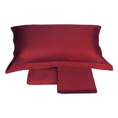 Completo lenzuola matrimoniale Fazzini Trecento, in raso di puro cotone tinta unita. Variante di colore bordeaux. Le federe sono a 4 volani. Il raso di cotone da 300 fili per pollice quadrato dona freschezza, comfort e morbidezza al completo lenzuola