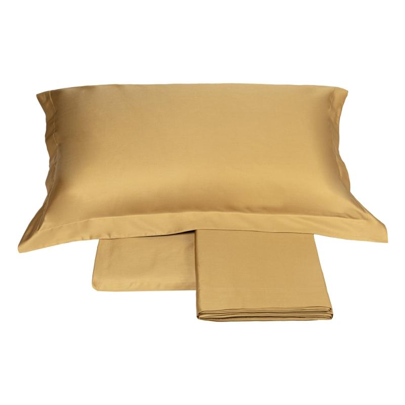 Completo lenzuola matrimoniale Fazzini Trecento, in raso di puro cotone tinta unita. Varianti di colore: ocra oro giallo.. Le federe sono a 4 volani. Il raso di cotone da 300 fili per pollice quadrato dona freschezza, comfort e morbidezza al completo lenzuola