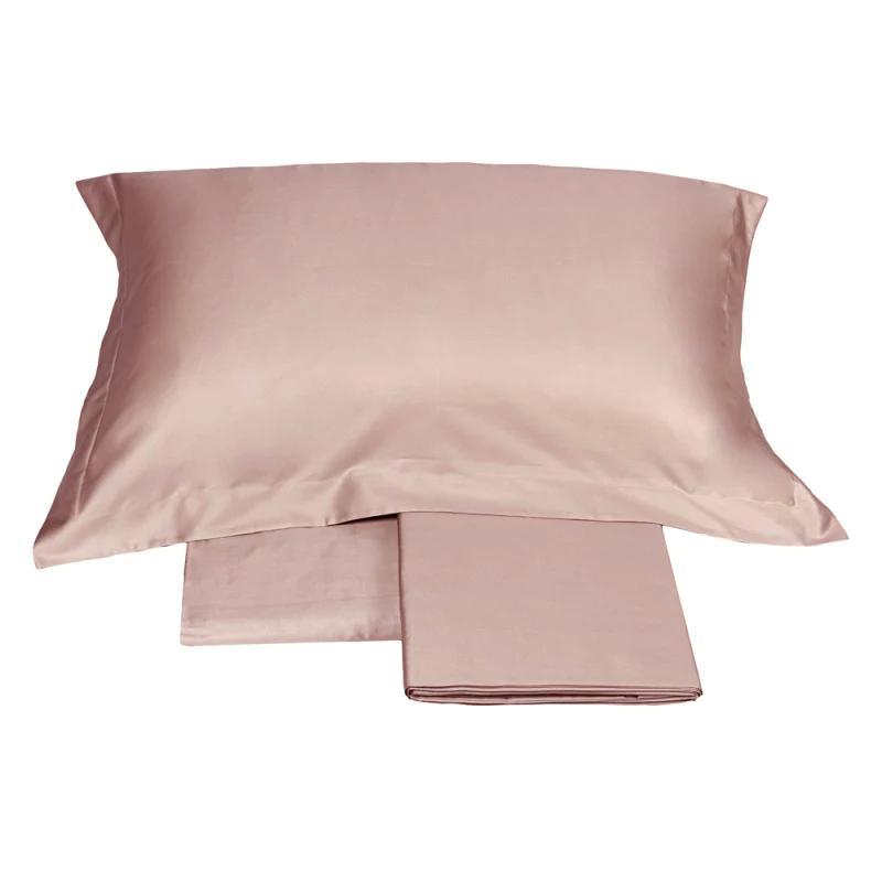 Completo lenzuola matrimoniale Fazzini Trecento, in raso di puro cotone tinta unita. Variante di colore rosa boho. Le federe sono a 4 volani. Il raso di cotone da 300 fili per pollice quadrato dona freschezza, comfort e morbidezza al completo lenzuola