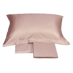 Completo lenzuola matrimoniale Fazzini Trecento, in raso di puro cotone tinta unita. Variante di colore rosa boho. Le federe sono a 4 volani. Il raso di cotone da 300 fili per pollice quadrato dona freschezza, comfort e morbidezza al completo lenzuola