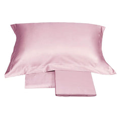 Completo lenzuola matrimoniale Fazzini Trecento, in raso di puro cotone tinta unita. Variante di colore rosa. Le federe sono a 4 volani. Il raso di cotone da 300 fili per pollice quadrato dona freschezza, comfort e morbidezza al completo lenzuola