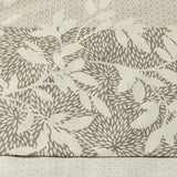 Completo lenzuola matrimoniale Caleffi Evergreen in puro cotone. Fantasia dal particolare design moderno in cui il tema floreale sposa quello geometrico.. Colore naturale tortora. dettaglio fantasia.