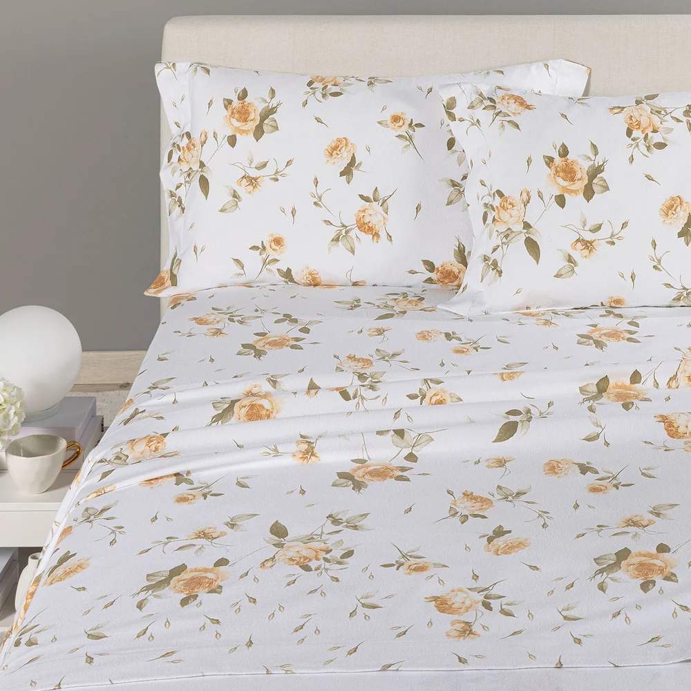 lenzuola Caleffi Rosa in flanella di cotone fantasia con fiori biscotto ocra su fondo bianco.