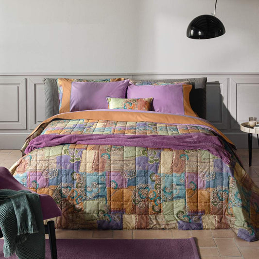 Completo lenzuola matrimoniale Fazzini Crazy Quilt, in percalle di puro cotone.  La collezione Crazy Quilt, col il suo spirito vagamente bohémienne, restituisce attraverso la stampa l'idea del patchwork, ma anche la matericità del lino e del rammendo che diventa ricamo.  Il lenzuolo superiore e le federe sono in percalle di puro cotone tinta unita, con balza a contrasto e una delicata lavorazione a crochet che tiene uniti i due elementi. Il lenzuolo con angoli è invece in percalle di cotone tinta unita.