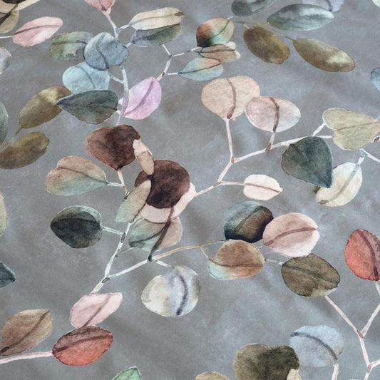 Completo Lenzuola matrimoniale Fazzini Sabi Sabi, in percalle di cotone. Fantasia a foglie, colore grigio-verde.