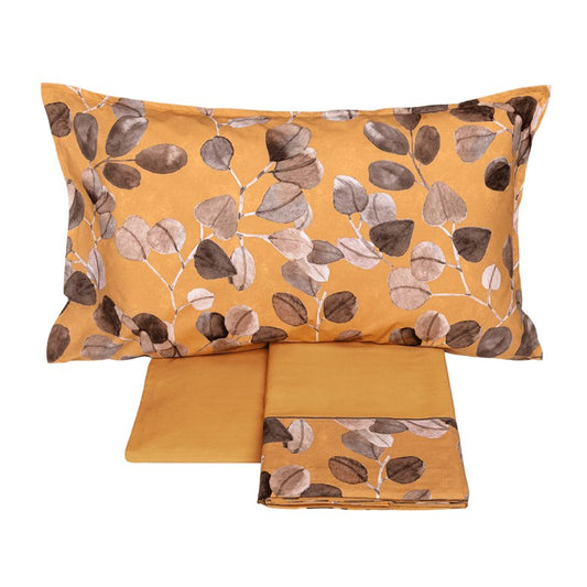 Completo Lenzuola matrimoniale Fazzini Sabi Sabi, in percalle di cotone. Fantasia a foglie color nocciola. Fondo zucca.