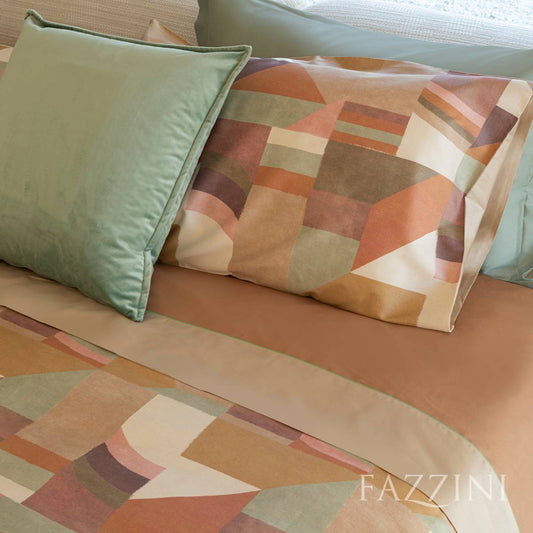 Completo lenzuola matrimoniale Fazzini Wooden Blocks, in percalle e raso di puro cotone.

Il completo lenzuola Wooden Blocks presenta una moderna fantasia geometrica nei toni caldi del tortora/cammello/beige.&nbsp;

Le federe stampate e la balza del lenzuolo di sopra, impreziosita da codina a contrasto, sono in raso di puro cotone. Il resto del completo è in percalle di cotone tinta unita.