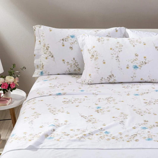 Completo lenzuola matrimoniale Caleffi Verbena in flanella di puro cotone.  Le lenzuola in flanella Verbena presentano una delicata fantasia floreale con fiori azzurri su fondo chiaro. Disponibile nella misura matrimoniale maxi. 