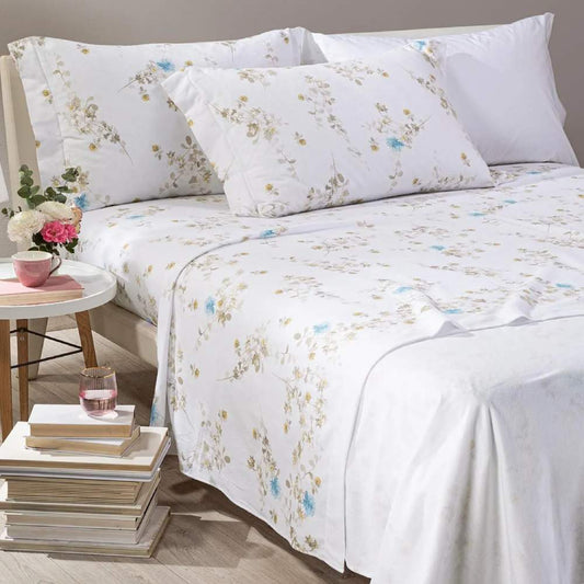 Completo lenzuola matrimoniale Caleffi Verbena in flanella di puro cotone.  Le lenzuola in flanella Verbena presentano una delicata fantasia floreale con fiori azzurri su fondo chiaro. Disponibile nella misura matrimoniale maxi. 