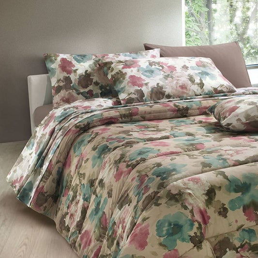 Completo lenzuola matrimoniale maxi Gabel Boston, in madapolam di puro cotone.  Il completo lenzuola Boston presenta una fantasia floreale in uno stile acquerellato. Il lenzuolo di sopra e le due federe sono in fantasia. Il lenzuolo con angoli è in tinta unita. Variante di colore bordeaux, con fiori bordeaux e petrolio.