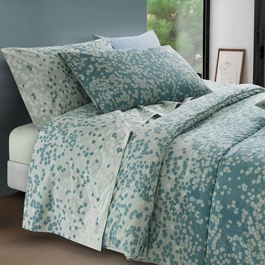 Completo lenzuola matrimoniale Gabel Houston, in madapolam di puro cotone.  Il completo lenzuola Houston è caratterizzato da una fantasia floreale a effetto degradè. Fondo chiaro con fiorellini scuri sulla parte alta, fiori chiari con fondo che diventa via via più scuro nella parte bassa. Il lenzuolo con angoli è in tinta unita. Colore oriente petrolio verde acqua