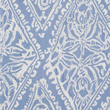 Completo lenzuola matrimoniale Somma Jean, in raffinato raso di puro cotone da 120 fili per cmq. Realizzato interamente in Italia.  Il completo lenzuola Jean è caratterizzato da una delicata fantasia nella tonalità egeo (azzurro-celeste).  La stampa è presente sulle federe e sul lenzuolo superiore. Il lenzuolo con angoli è in falso unito color celeste