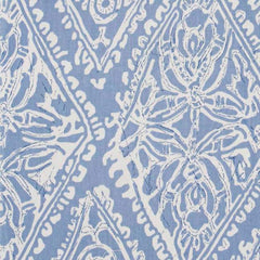 Completo lenzuola matrimoniale Somma Jean, in raffinato raso di puro cotone da 120 fili per cmq. Realizzato interamente in Italia.  Il completo lenzuola Jean è caratterizzato da una delicata fantasia nella tonalità egeo (azzurro-celeste).  La stampa è presente sulle federe e sul lenzuolo superiore. Il lenzuolo con angoli è in falso unito color celeste