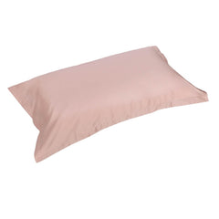Completo lenzuola matrimoniale Fazzini Trecento, in raso di puro cotone tinta unita. Varianti di colore rosa boho. Le federe sono a 4 volani. Il raso di cotone da 300 fili per pollice quadrato dona freschezza, comfort e morbidezza al completo lenzuola