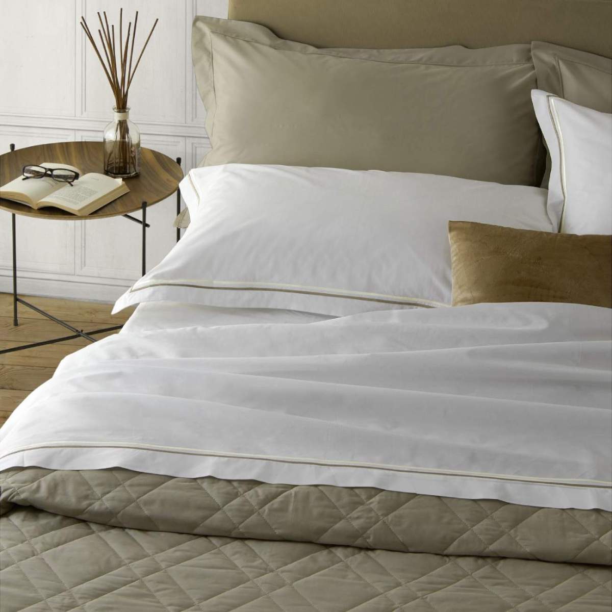 Completo lenzuola matrimoniale Twin di NK camillatex. Tinta Unita bianco con cordoncini bicolore. Percalle di cotone.