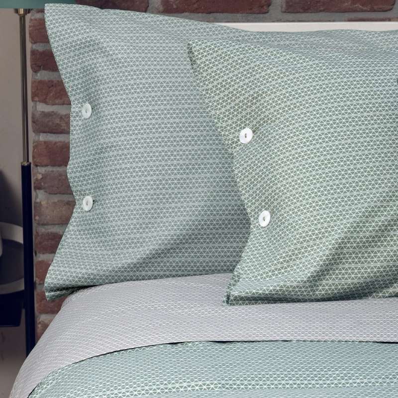 Completo lenzuola Fazzini Polo, in percalle di puro cotone. Disponibile nella misura per letto singolo, piazza e mezza e matrimoniale.  Il completo lenzuola Polo è caratterizzato da una fantasia geometrica moderna e discreta. Colore verde.