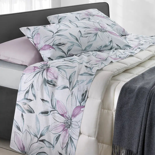 completo lenzuola matrimoniale Camille di Somma. Fantasia fiori rosa su fondo azzurro.