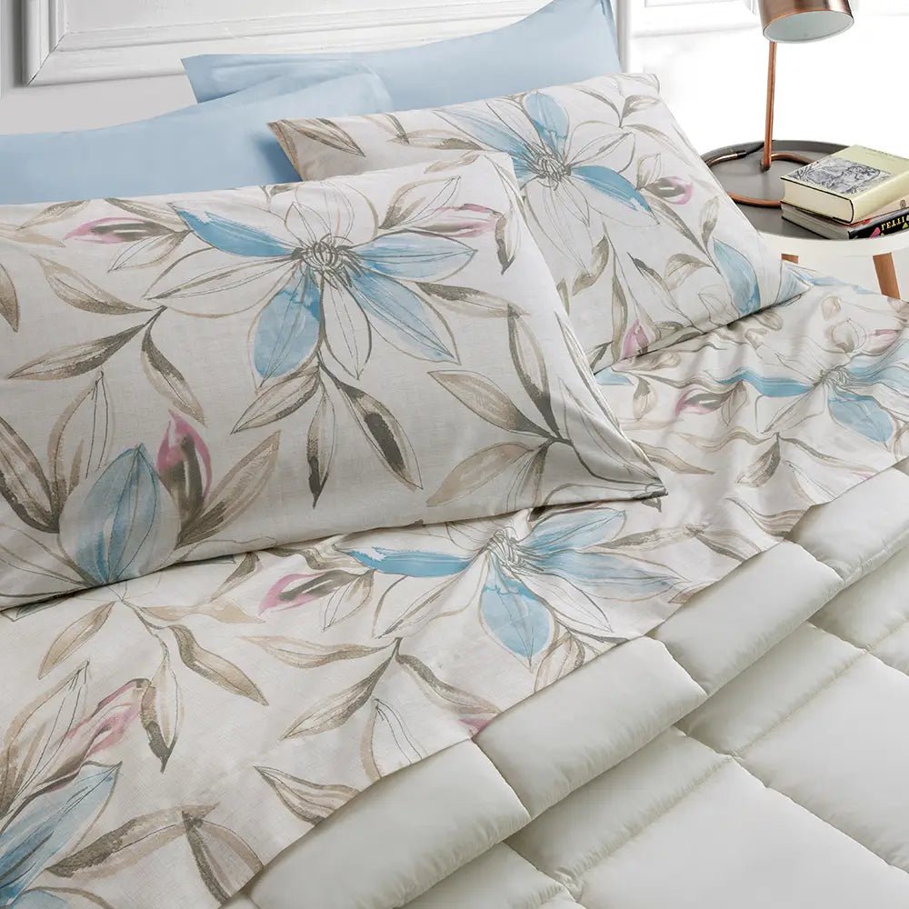 completo lenzuola matrimoniale Camille di Somma. Fantasia fiori azzurri su fondo beige.