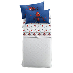 Completo lenzuola Spiderman Spidey di Caleffi Disney, in puro cotone per letto singolo e piazza e mezza. le federe sono con spiderman su fondo blu. Le lenzuola hanno alcune figure di spiderman su fondo bianco.