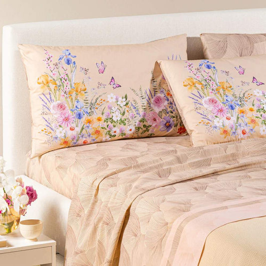 completo lenzuola caleffi yasmine. federe con fantasia a fiorellini arancio, rosa e blu. lenzuolo con foglie di ginkgo. variante naturale beige.