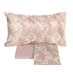 Lenzuolo copriletto matrimoniale Fazzini Symphonic, in percalle di puro cotone. Il completo lenzuola Symphonic presenta una moderna fantasia geometrica colore rosa. La fantasia è presente sulla faccia superiore delle federe e sul lenzuolo di sopra. Anche la balza del lenzuolo di sopra è stampata, essendo un lenzuolo copriletto. Il resto del completo è in percalle di cotone tinta unita  rosa