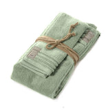 Asciugamano con ospite Coccola Fazzini verde eucalipto. Coppia asciugamani in tinta unita. Spugna di cotone 550 g/mq.