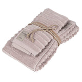 Coppia asciugamani Fazzini Rilievi, in spugna di puro cotone tinta unita. Il set 1+1 include: 1 asciugamano (misura 60x110 cm) e 1 ospite (misura 40x60 cm).  Colore rosa