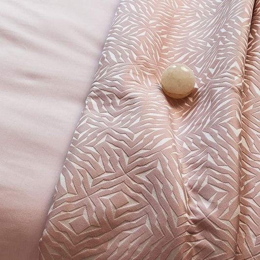 Copriletto matrimoniale Bosco Verticale, della linea Fazzini Atelier, in prezioso raso jacquard. Nella coperta estiva Bosco Verticale vengono impiegati due diversi filati per creare un disegno geometrico e materico che richiama i grafismi delle architetture del moderno complesso residenziale milanese.Il risultato è una trapunta che arreda la camera da letto, diventando un elemento di design. Variante di colore torrone (tortora).