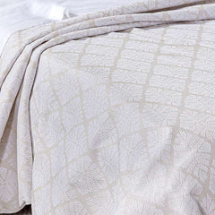 Copriletto matrimoniale Caleffi Acquamarina, in piquet di puro cotone.La coperta estiva Acquamarina presenta una sobria fantasia geometrica colore naturale beige. Il copriletto non trapuntato Acquamarina è ideale per la stagione estiva. 