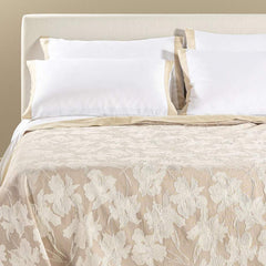 Copriletto estivo Cala Luna fantasia jacquard con foglie chiare su fondo naturale beige.