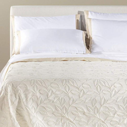 Copriletto estivo matera Caleffi in cotone. Fantasia jacquard con foglie avorio beige