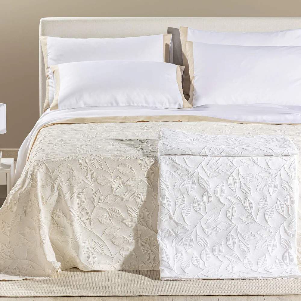 Coperta estiva matera Caleffi in cotone. Fantasia jacquard con foglie avorio beige e bianco