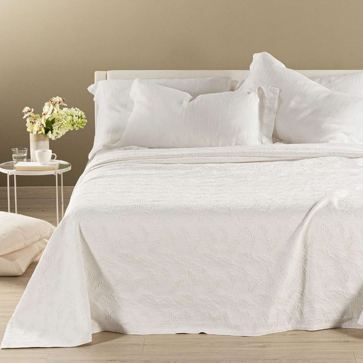 Copriletto matrimoniale Caleffi Egeo in piquet di puro cotone. La coperta estiva Egeo rappresenta la soluzione ideale per coprire il letto nella stagione più calda. Sobria e raffinata, presenta una fantasia foliage, nel colore panna avorioCopriletto matrimoniale Caleffi Egeo, in piquet di puro cotone.La coperta estiva Egeo rappresenta la soluzione ideale per coprire il letto nella stagione più calda. Sobria e raffinata, presenta una fantasia foliage nel colore bianco